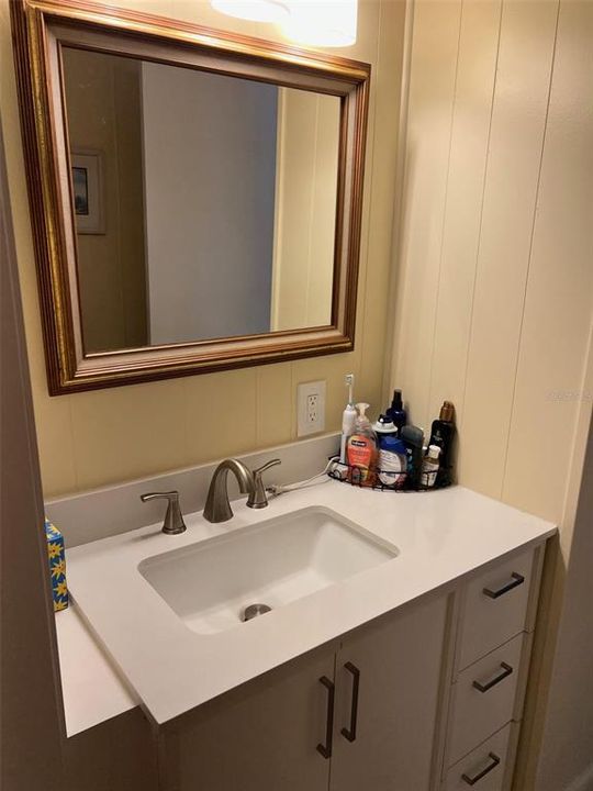 For Sale: $162,000 (2 beds, 1 baths, 984 Square Feet)