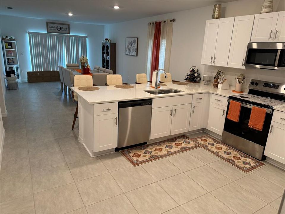 For Rent: $2,600 (4 beds, 2 baths, 1974 Square Feet)