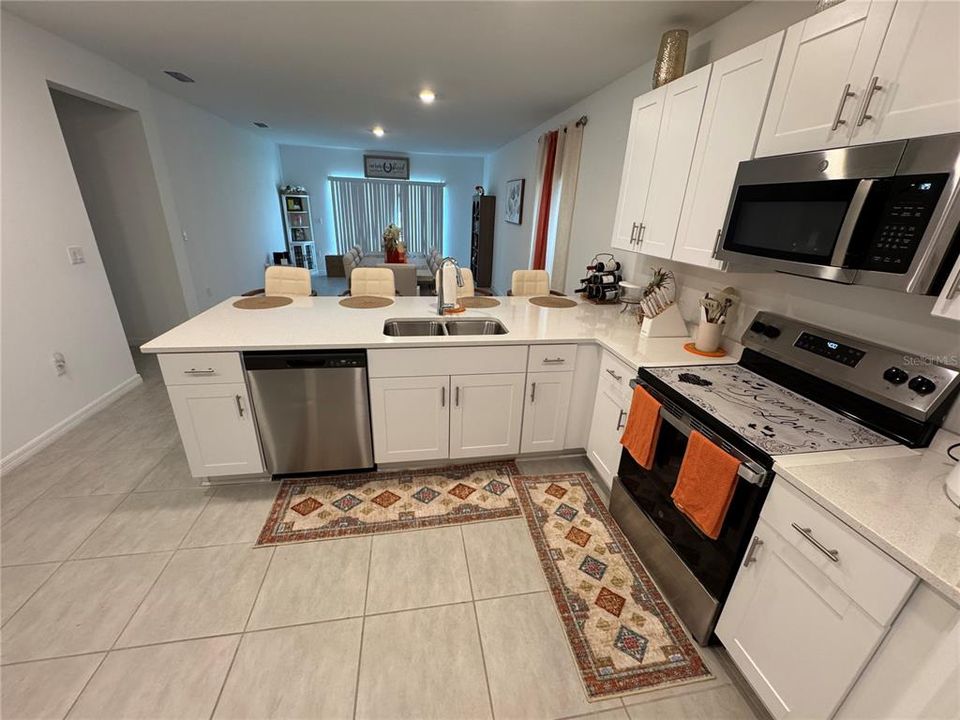 For Rent: $2,600 (4 beds, 2 baths, 1974 Square Feet)