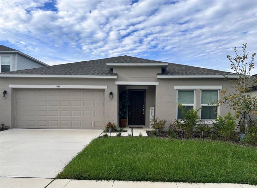 For Rent: $2,600 (4 beds, 2 baths, 1974 Square Feet)