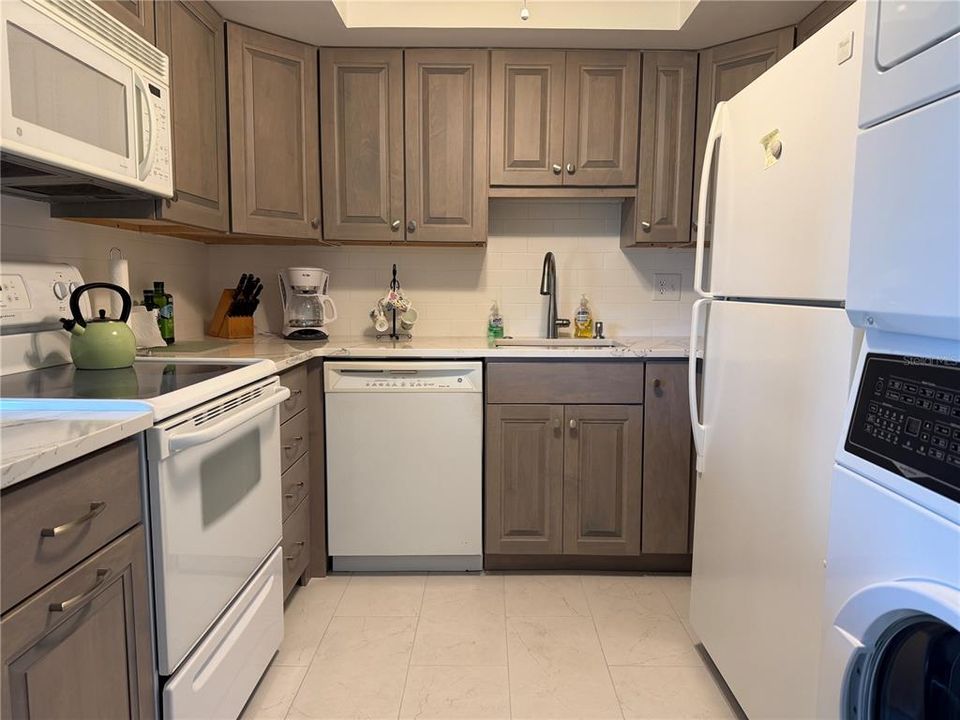 For Sale: $124,900 (2 beds, 1 baths, 1027 Square Feet)
