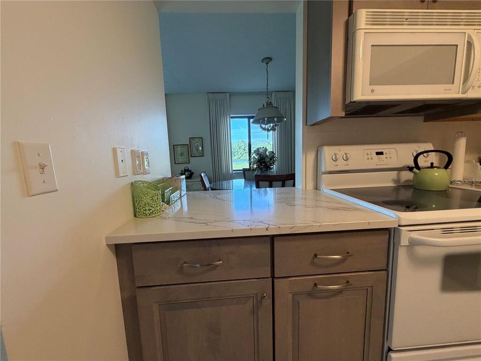 For Sale: $124,900 (2 beds, 1 baths, 1027 Square Feet)