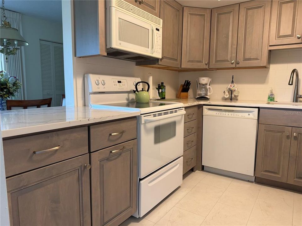 For Sale: $124,900 (2 beds, 1 baths, 1027 Square Feet)