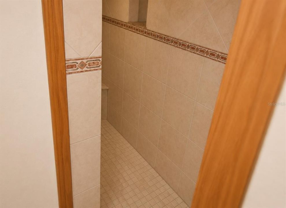 For Sale: $370,000 (6 beds, 4 baths, 3975 Square Feet)