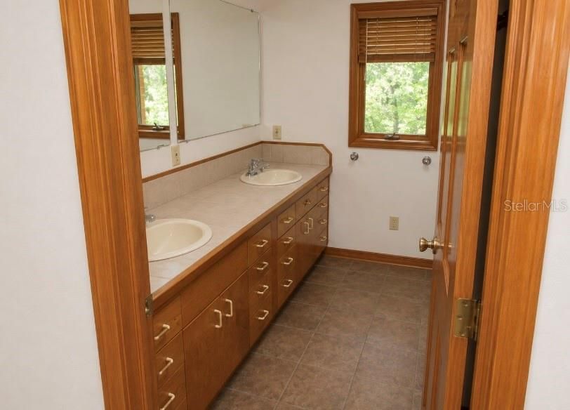 For Sale: $370,000 (6 beds, 4 baths, 3975 Square Feet)