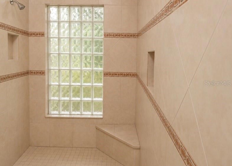 For Sale: $370,000 (6 beds, 4 baths, 3975 Square Feet)