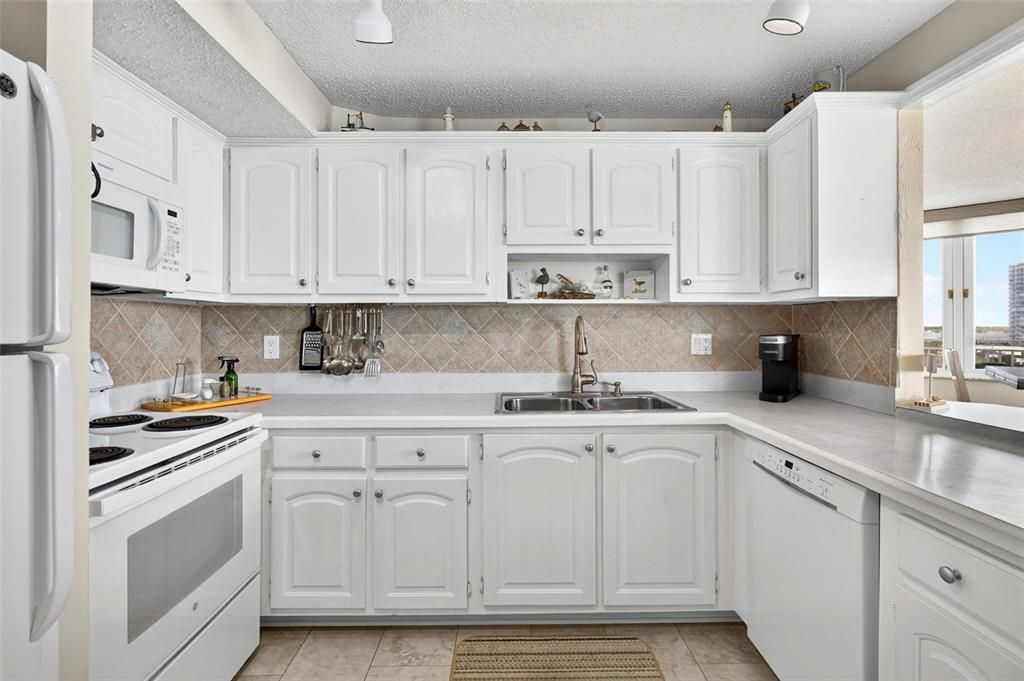 For Sale: $350,000 (2 beds, 2 baths, 1141 Square Feet)