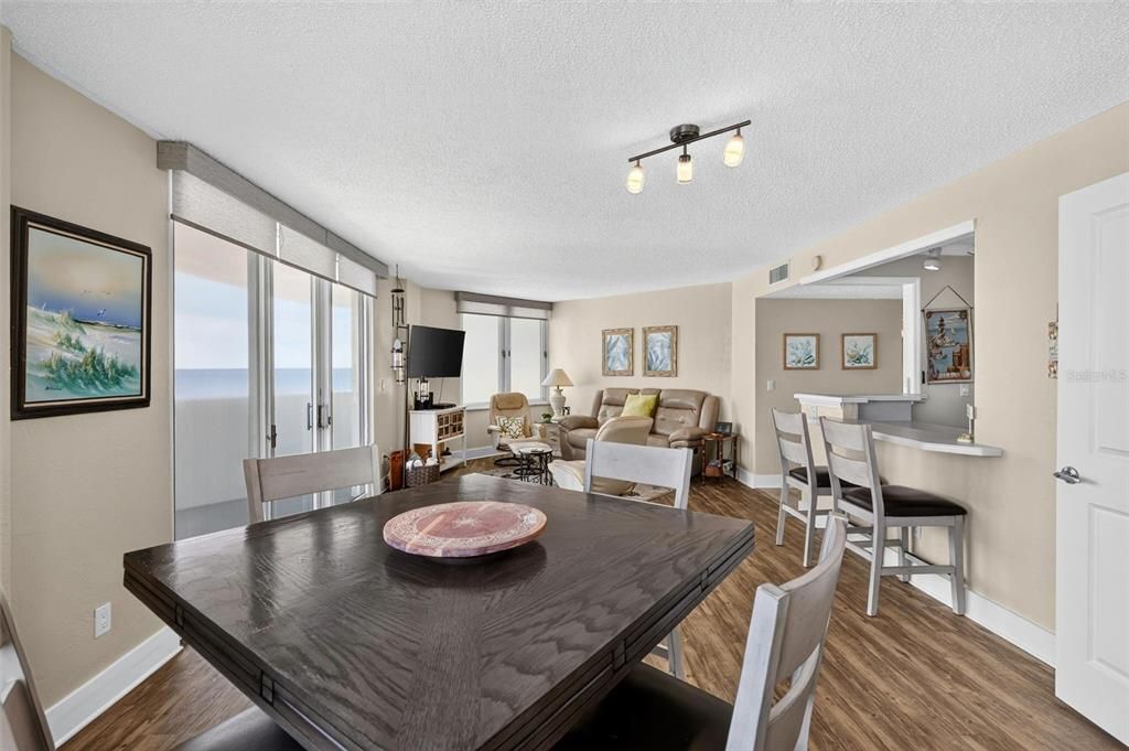 For Sale: $350,000 (2 beds, 2 baths, 1141 Square Feet)