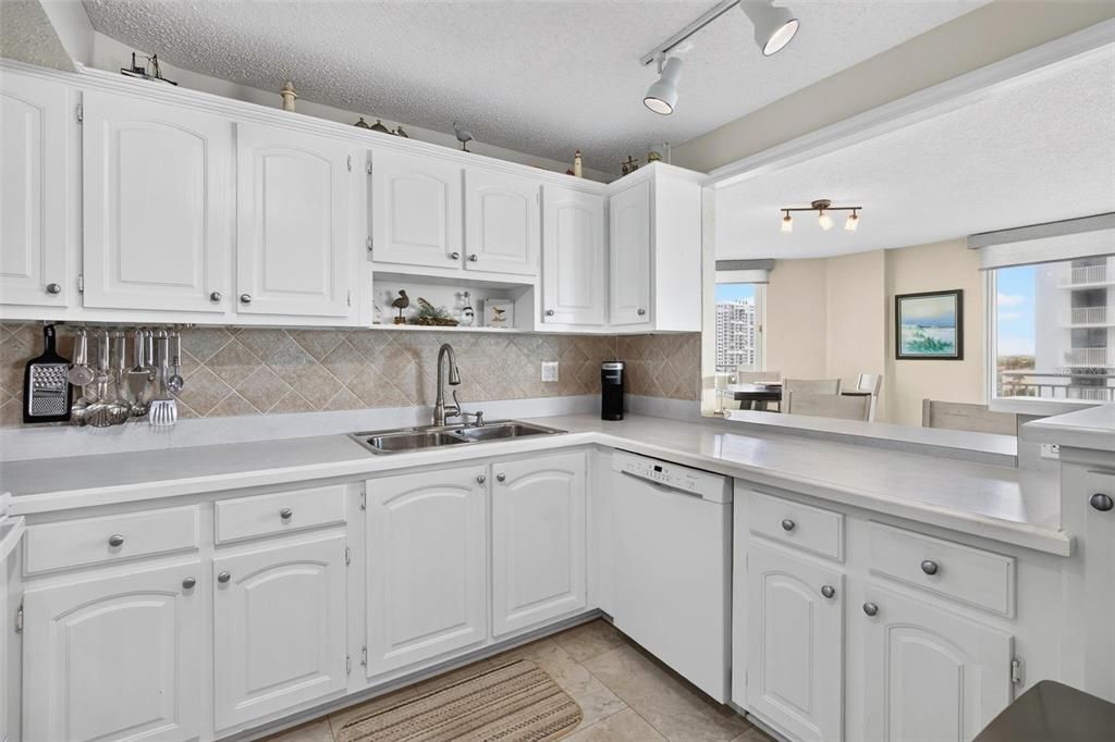 For Sale: $350,000 (2 beds, 2 baths, 1141 Square Feet)