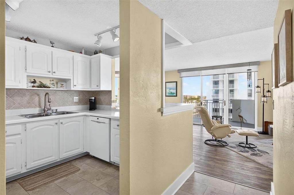 For Sale: $350,000 (2 beds, 2 baths, 1141 Square Feet)