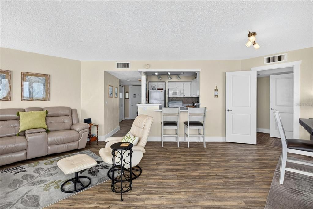 For Sale: $350,000 (2 beds, 2 baths, 1141 Square Feet)