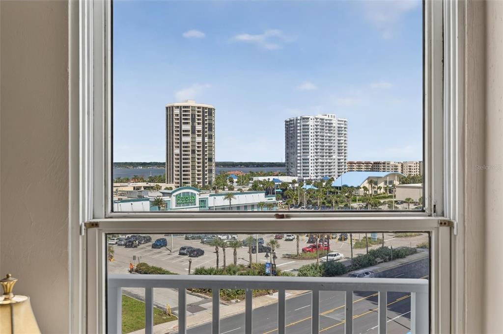 For Sale: $350,000 (2 beds, 2 baths, 1141 Square Feet)