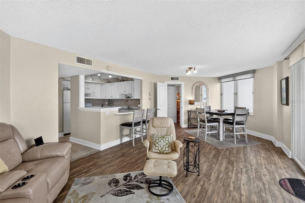 For Sale: $350,000 (2 beds, 2 baths, 1141 Square Feet)