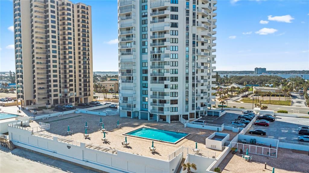 For Sale: $350,000 (2 beds, 2 baths, 1141 Square Feet)