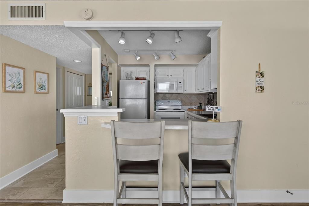 For Sale: $350,000 (2 beds, 2 baths, 1141 Square Feet)