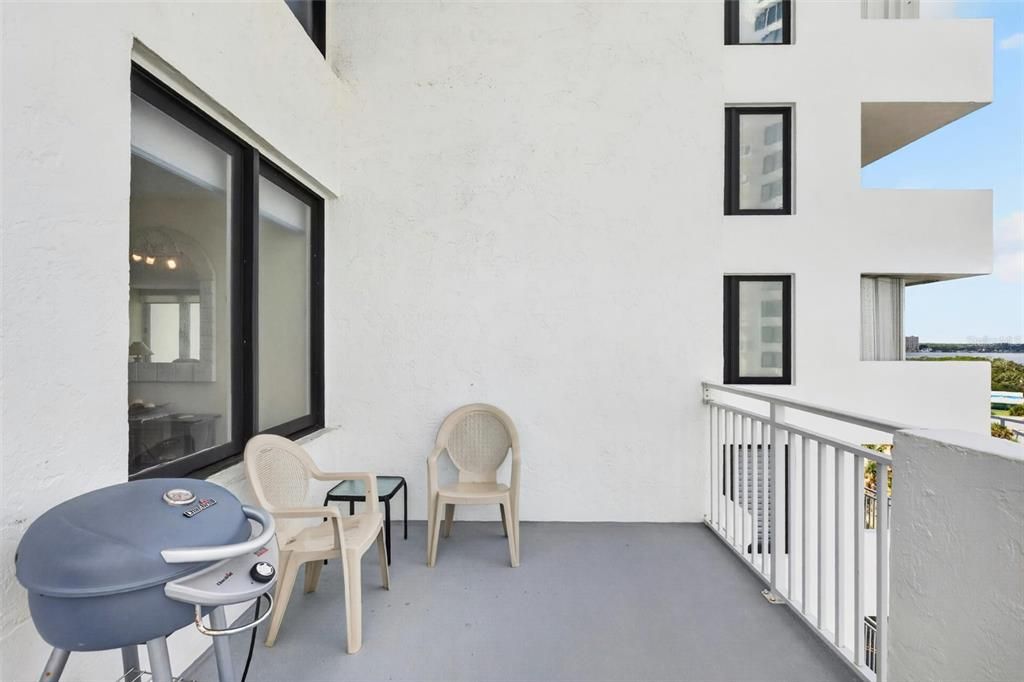 For Sale: $350,000 (2 beds, 2 baths, 1141 Square Feet)