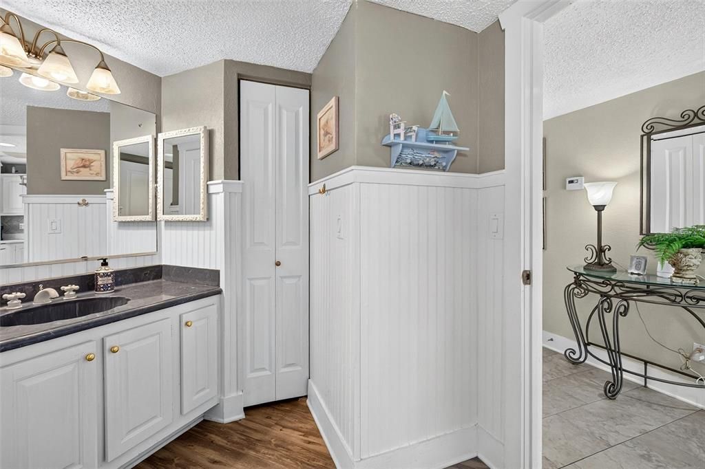 For Sale: $350,000 (2 beds, 2 baths, 1141 Square Feet)