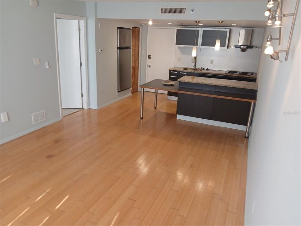 На продажу: $119,900 (1 спален, 1 ванн, 570 Квадратных фут)