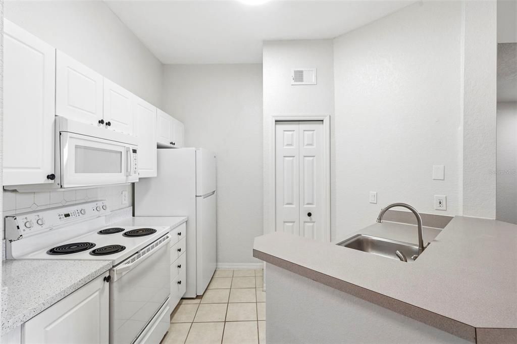 For Sale: $159,000 (1 beds, 1 baths, 792 Square Feet)