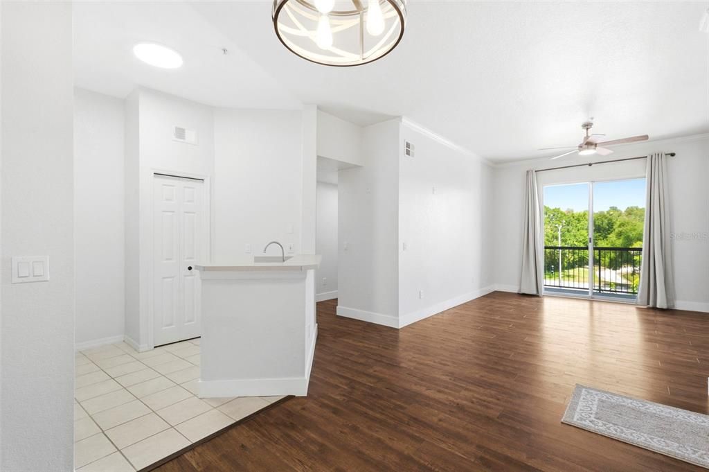 For Sale: $159,000 (1 beds, 1 baths, 792 Square Feet)