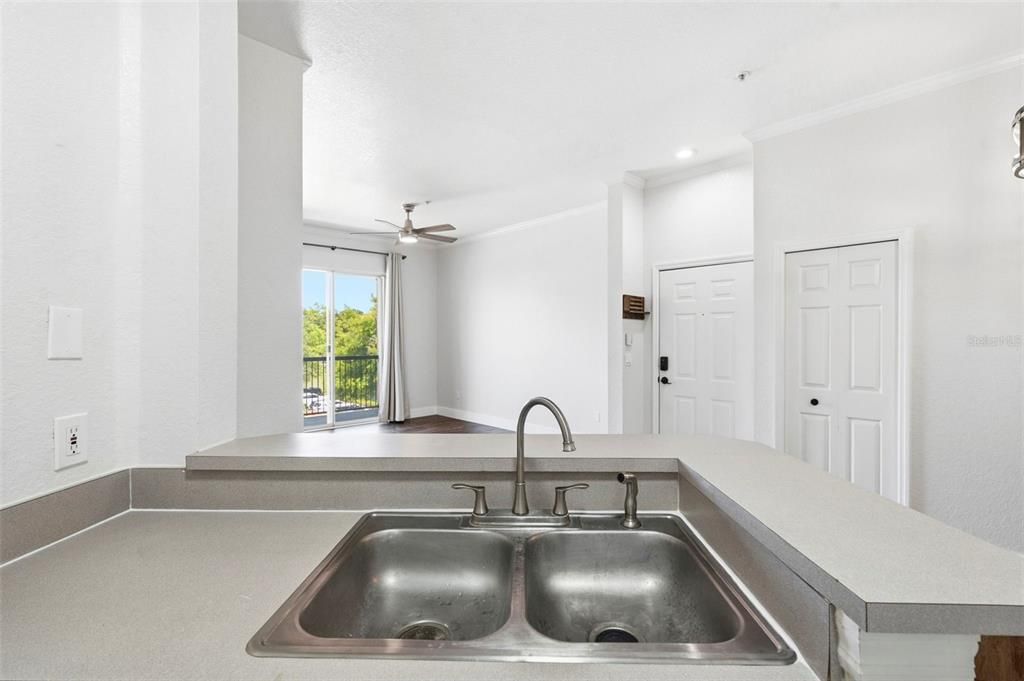 For Sale: $159,000 (1 beds, 1 baths, 792 Square Feet)