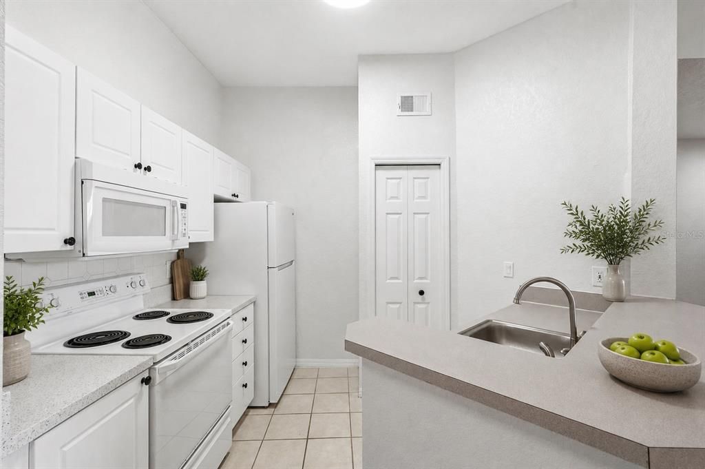 For Sale: $159,000 (1 beds, 1 baths, 792 Square Feet)