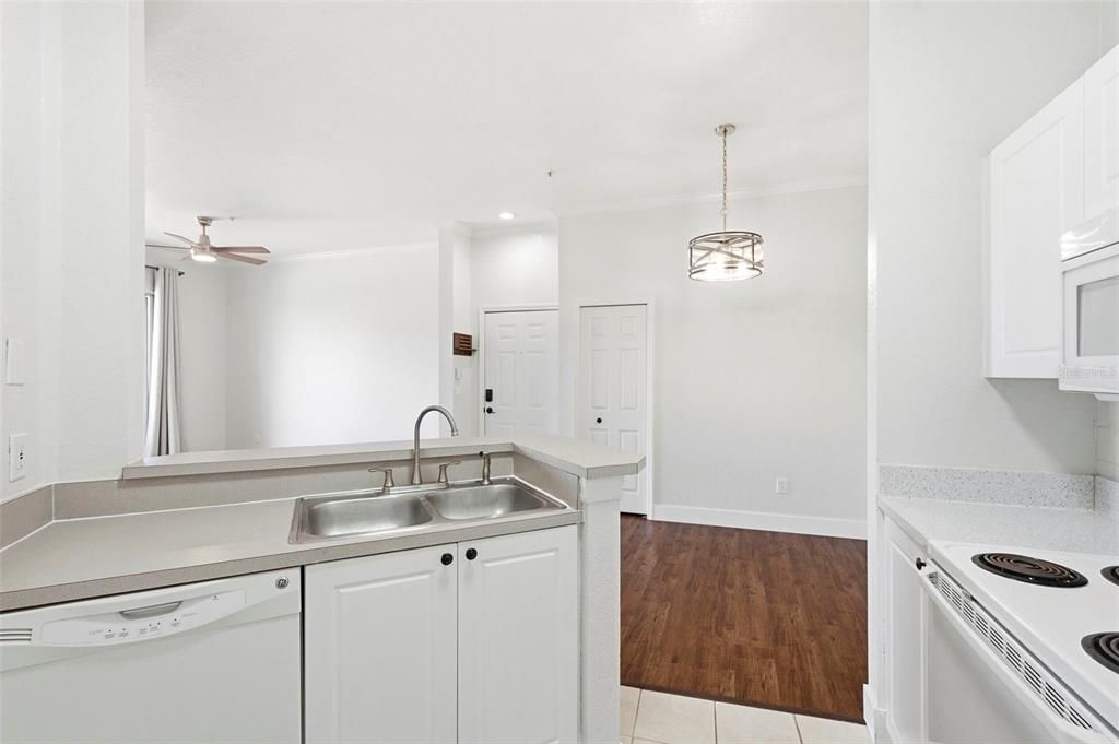 For Sale: $159,000 (1 beds, 1 baths, 792 Square Feet)