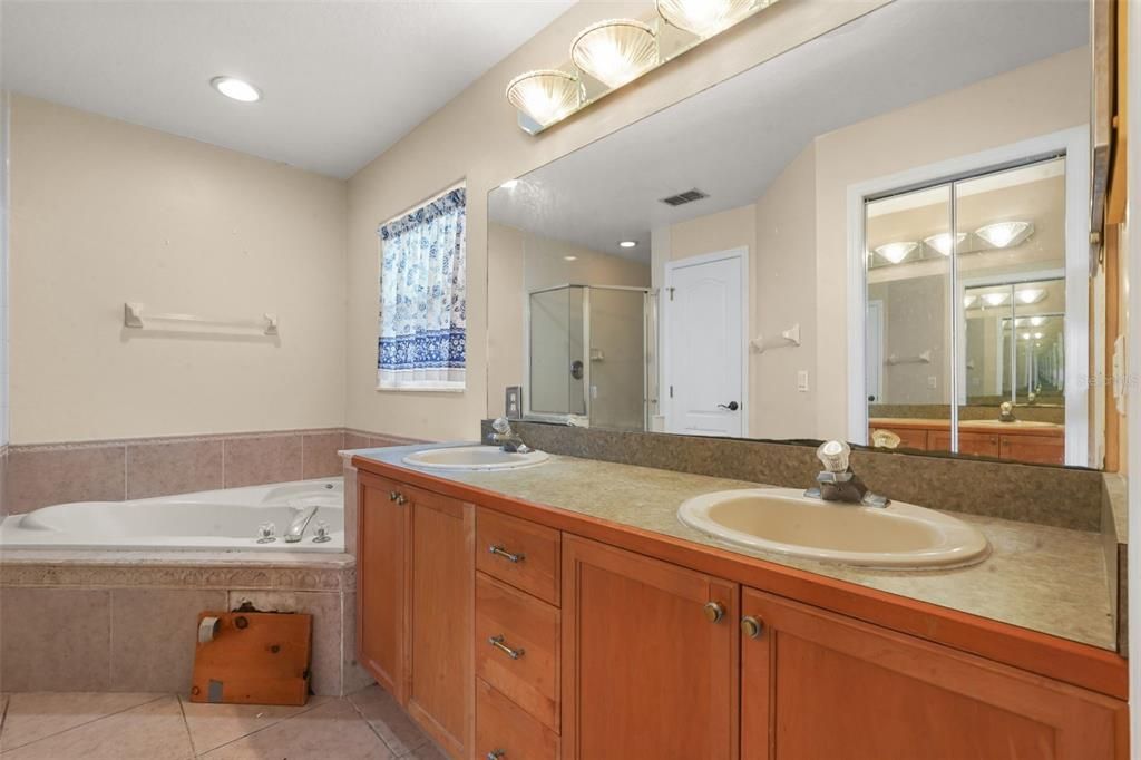 For Sale: $389,900 (4 beds, 3 baths, 2069 Square Feet)
