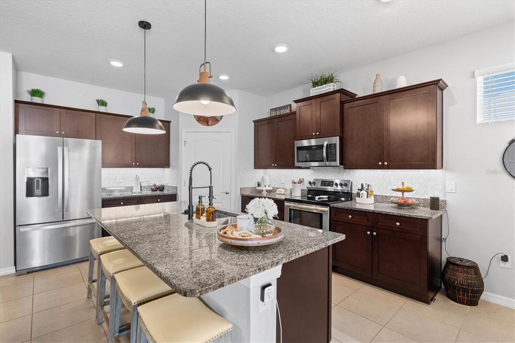 For Rent: $2,950 (4 beds, 2 baths, 2047 Square Feet)
