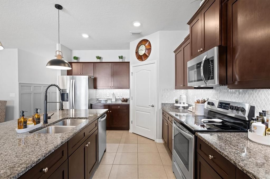 For Rent: $2,950 (4 beds, 2 baths, 2047 Square Feet)