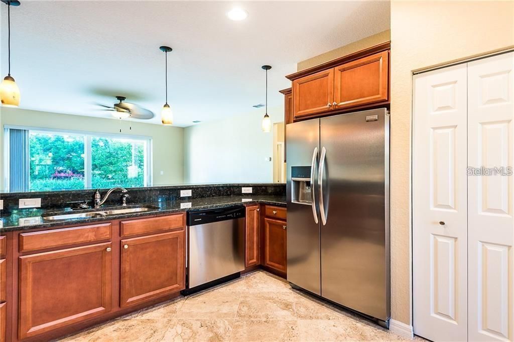 For Rent: $1,750 (2 beds, 2 baths, 860 Square Feet)