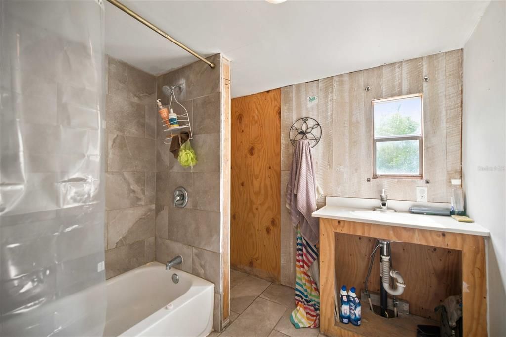 For Sale: $95,000 (3 beds, 2 baths, 910 Square Feet)