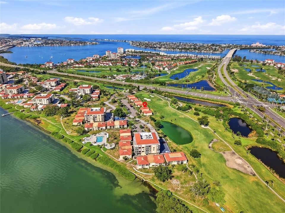 На продажу: $325,000 (2 спален, 2 ванн, 915 Квадратных фут)