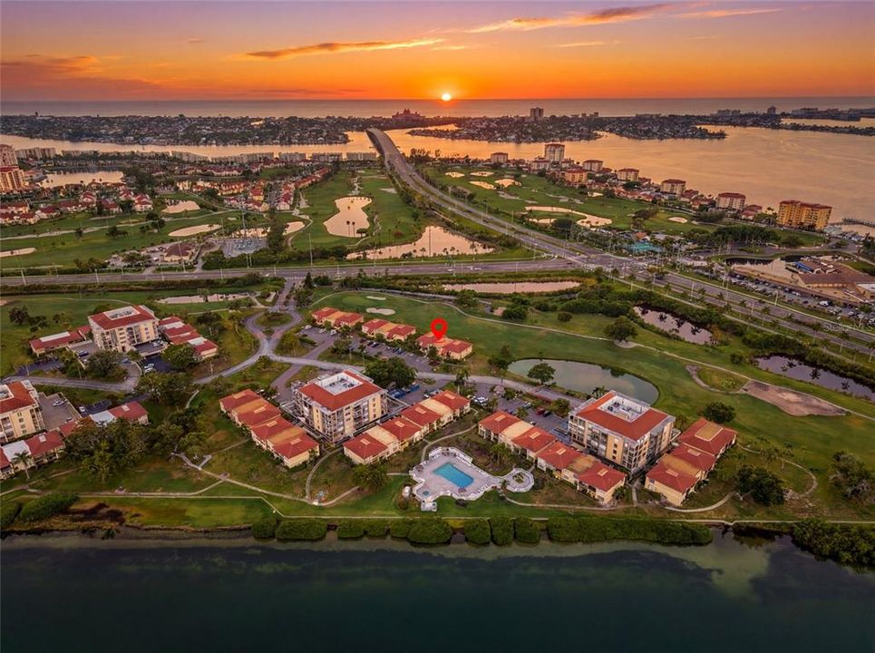 На продажу: $325,000 (2 спален, 2 ванн, 915 Квадратных фут)