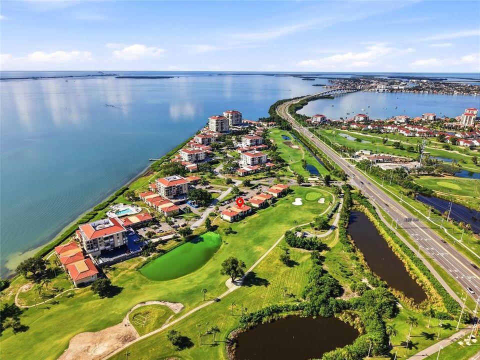 На продажу: $325,000 (2 спален, 2 ванн, 915 Квадратных фут)