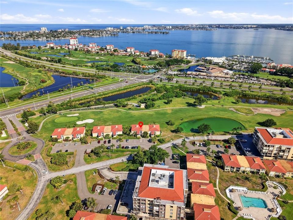 На продажу: $325,000 (2 спален, 2 ванн, 915 Квадратных фут)
