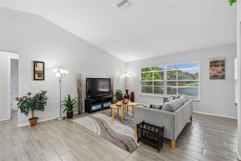 For Sale: $399,997 (3 beds, 2 baths, 1376 Square Feet)