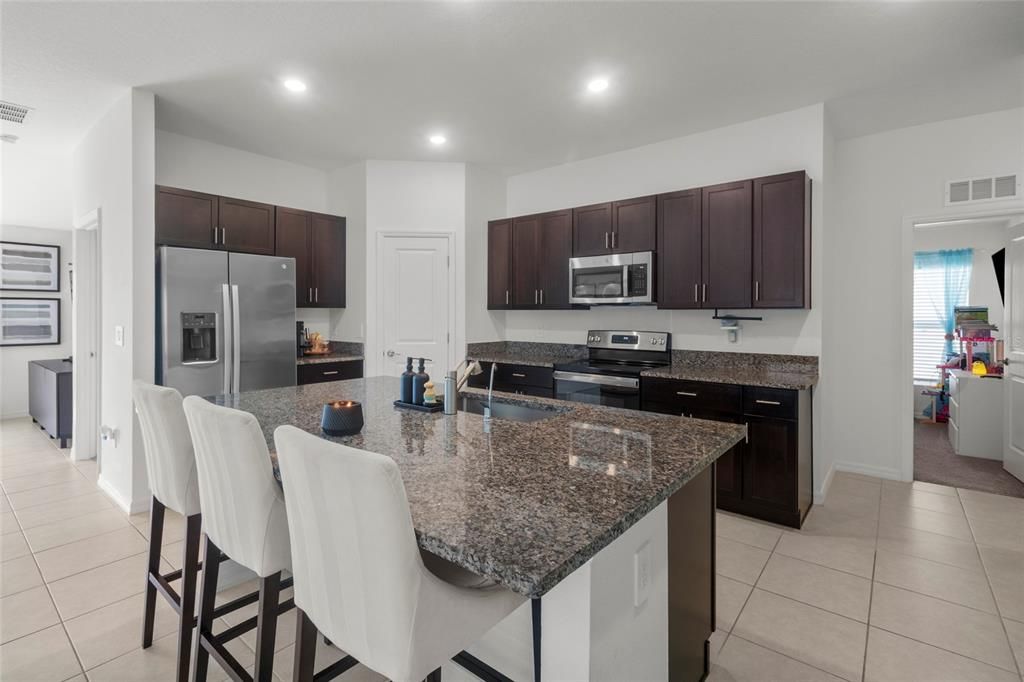 En Venta: $325,000 (4 camas, 2 baños, 1815 Pies cuadrados)