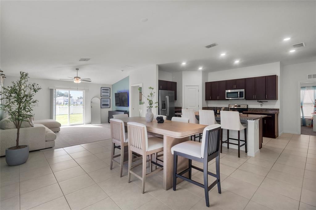 En Venta: $325,000 (4 camas, 2 baños, 1815 Pies cuadrados)