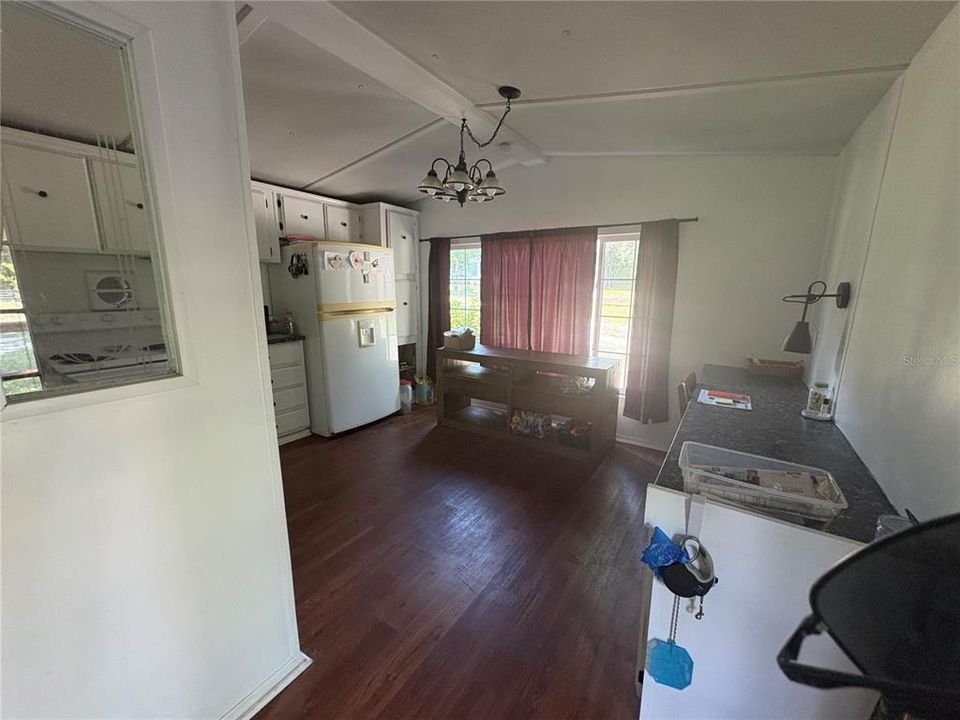 For Sale: $115,000 (2 beds, 1 baths, 728 Square Feet)