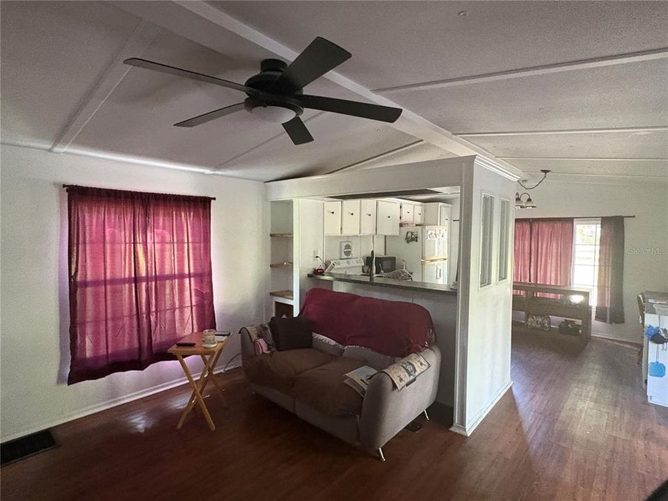 For Sale: $115,000 (2 beds, 1 baths, 728 Square Feet)