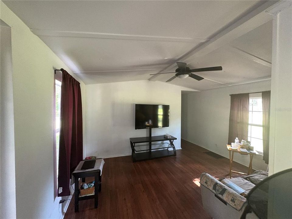 For Sale: $115,000 (2 beds, 1 baths, 728 Square Feet)