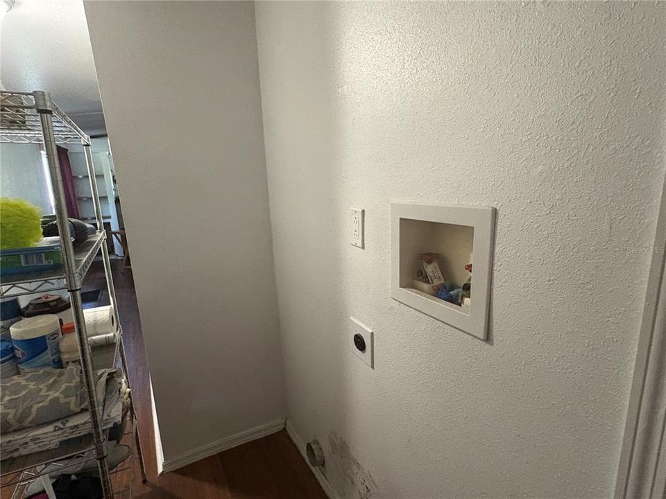 For Sale: $115,000 (2 beds, 1 baths, 728 Square Feet)