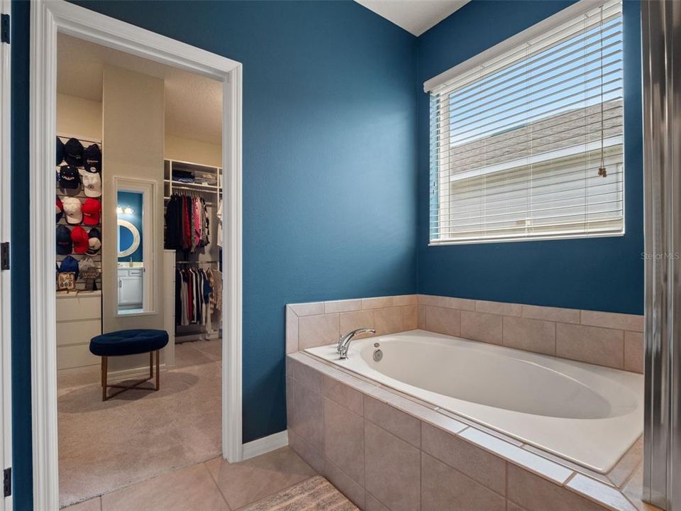For Sale: $525,000 (4 beds, 3 baths, 2546 Square Feet)
