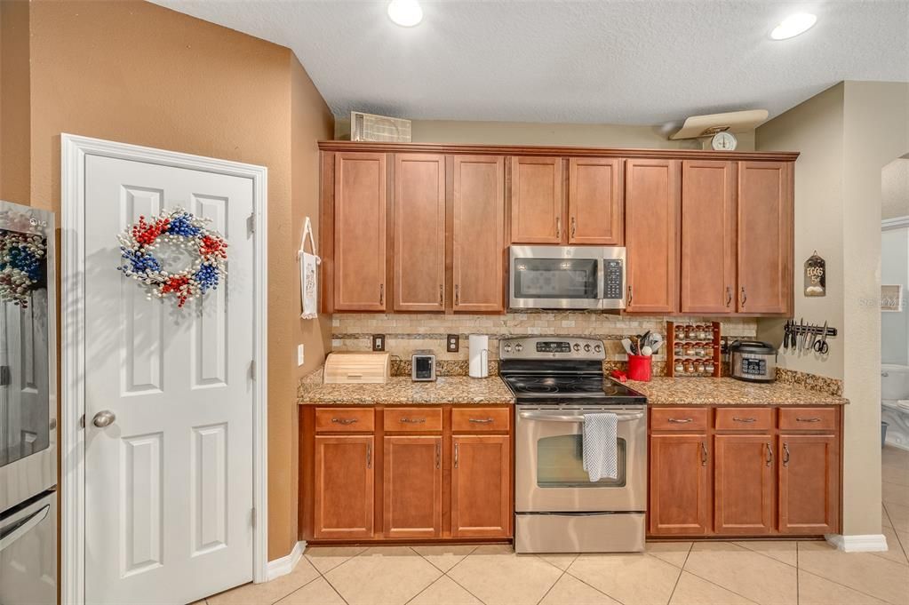 For Sale: $695,900 (7 beds, 5 baths, 4681 Square Feet)