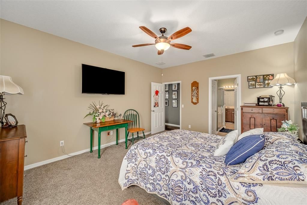 For Sale: $695,900 (7 beds, 5 baths, 4681 Square Feet)