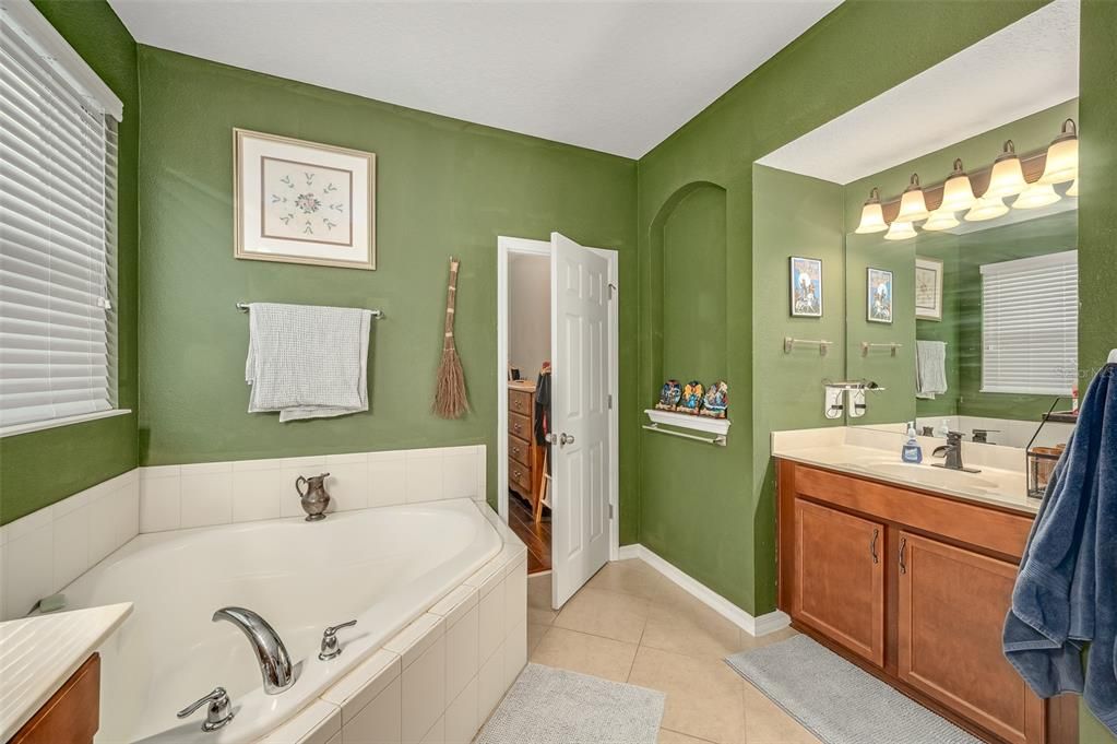 For Sale: $695,900 (7 beds, 5 baths, 4681 Square Feet)