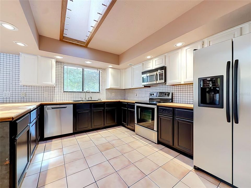For Sale: $350,000 (2 beds, 2 baths, 1607 Square Feet)