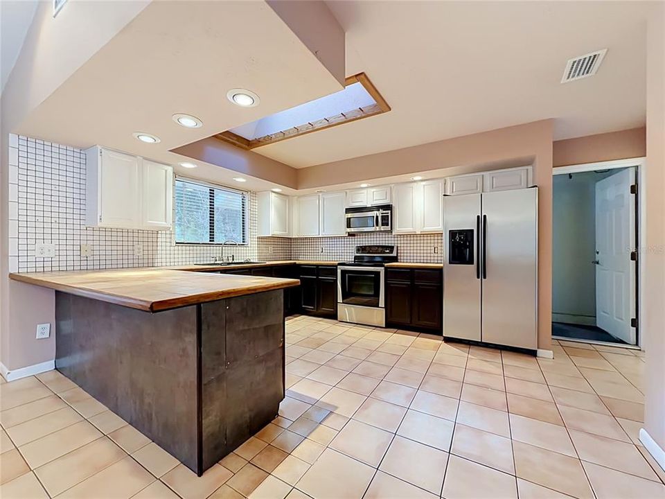 For Sale: $350,000 (2 beds, 2 baths, 1607 Square Feet)