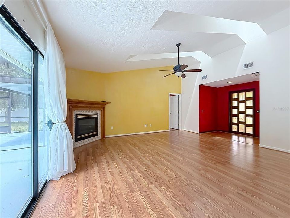 For Sale: $350,000 (2 beds, 2 baths, 1607 Square Feet)